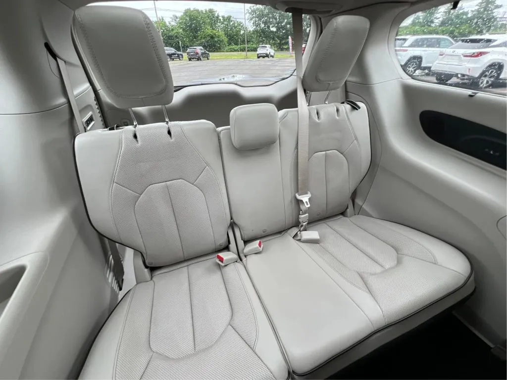 Chrysler Pacifica photo 48