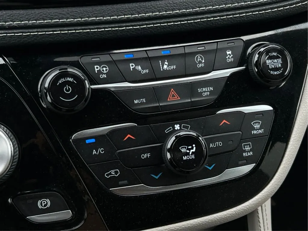 Chrysler Pacifica photo 40