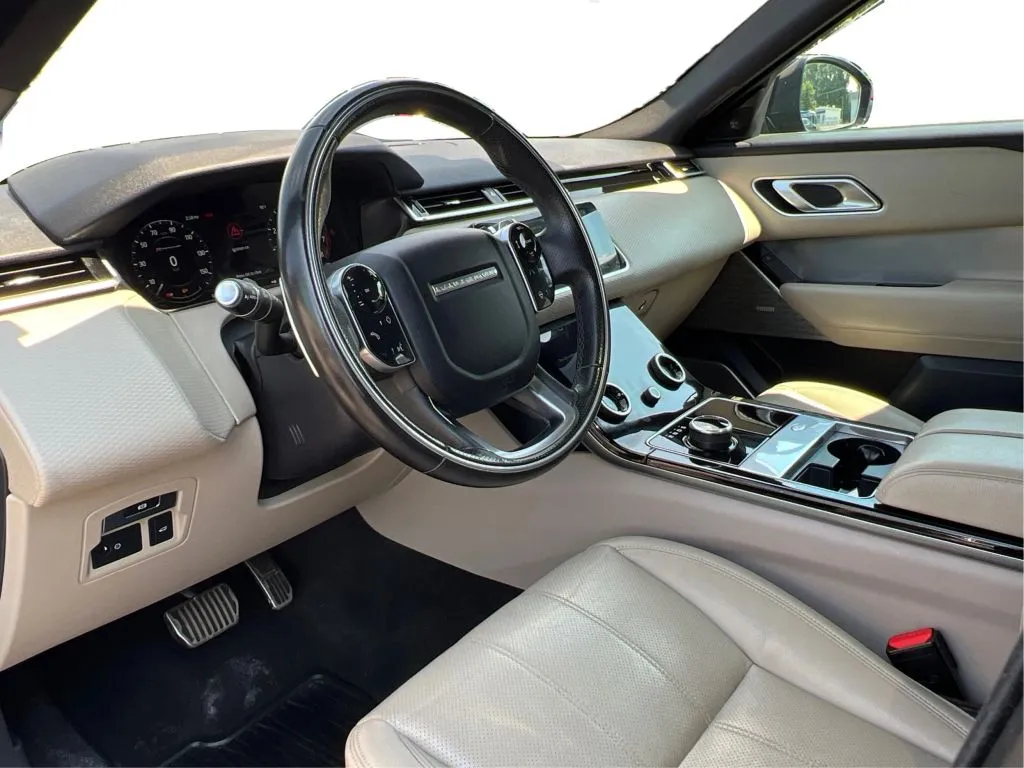Land Rover Range Rover Velar photo 16