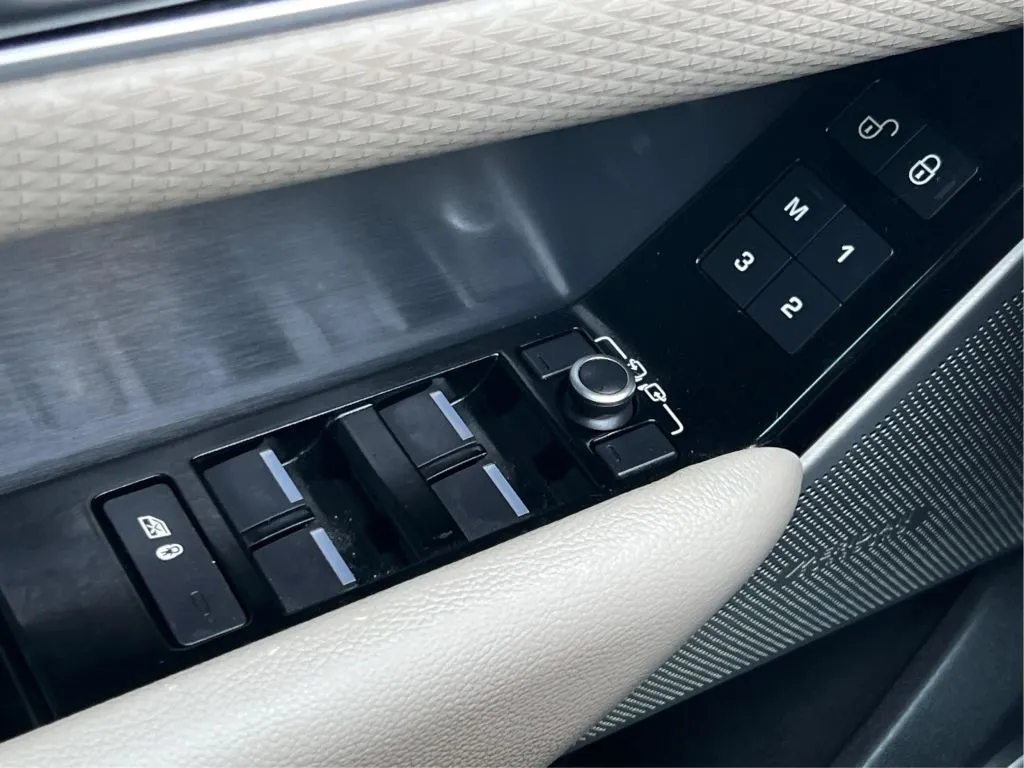 Land Rover Range Rover Velar photo 46