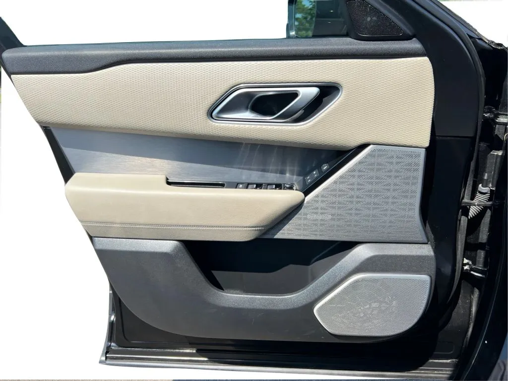 Land Rover Range Rover Velar photo 26