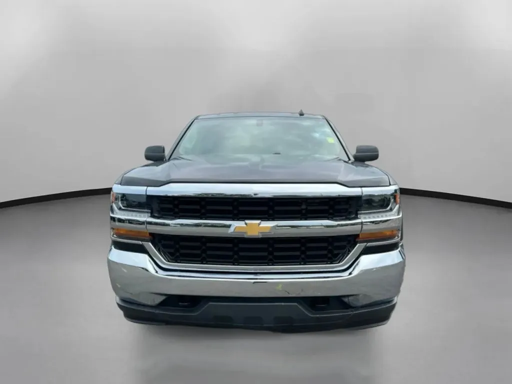 Chevrolet Silverado photo 3