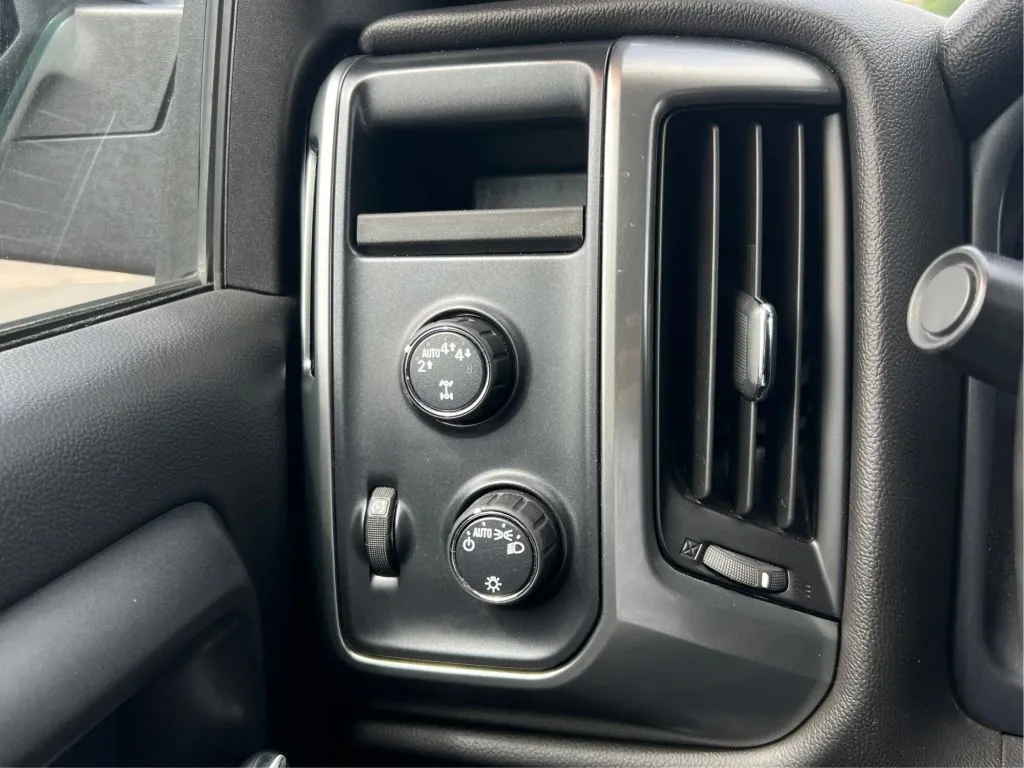 Chevrolet Silverado photo 24