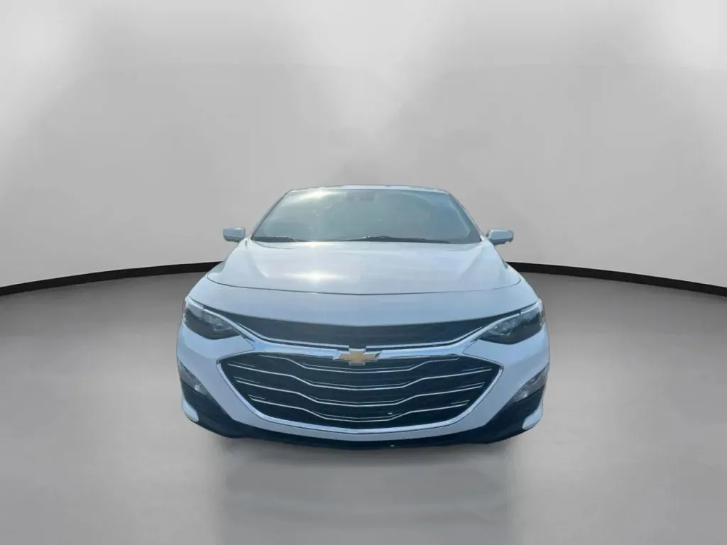 Chevrolet Malibu photo 3