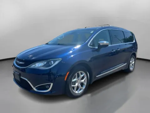 More photos of 2018 Chrysler Pacifica Limited Minivan 4D at Drivemax, CT
