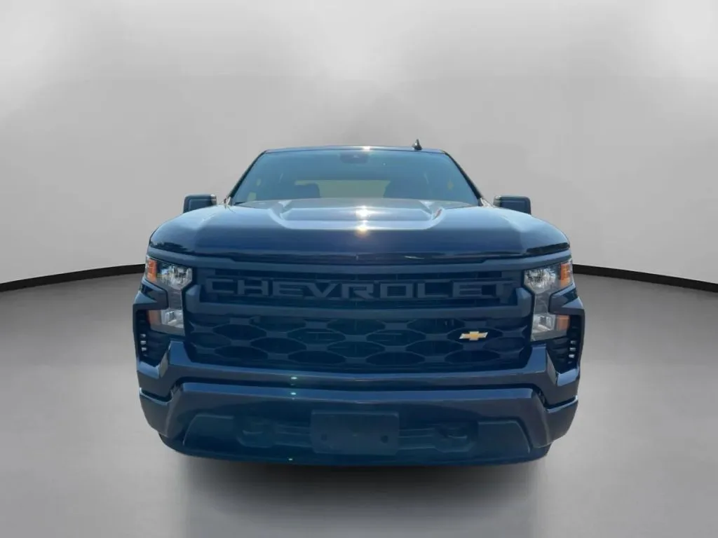 Chevrolet Silverado photo 3