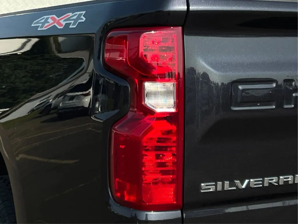 Chevrolet Silverado photo 32