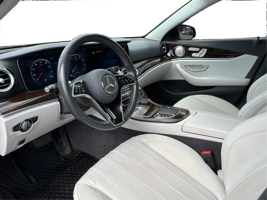Mercedes-Benz E-Class photo 16