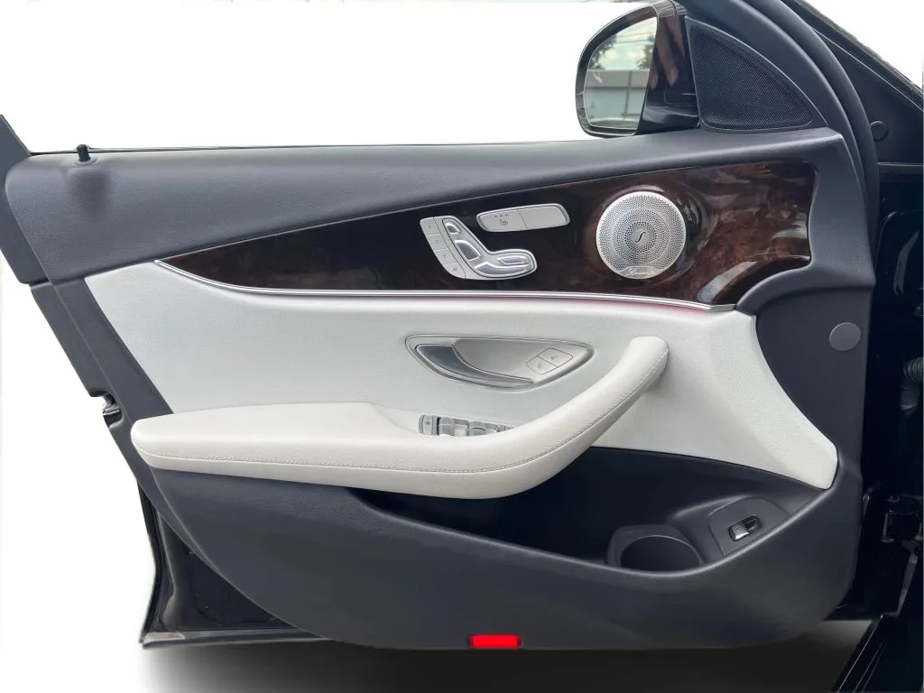 Mercedes-Benz E-Class photo 26
