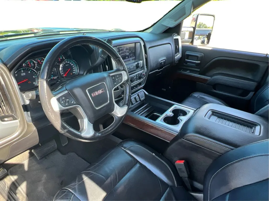 GMC Sierra photo 16