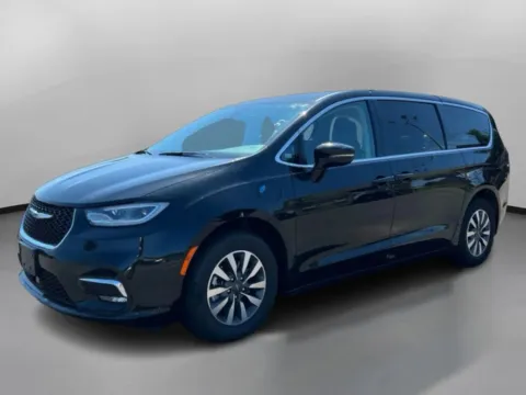 More photos of 2024 Chrysler Pacifica Hybrid Select Van 4D at Drivemax, CT