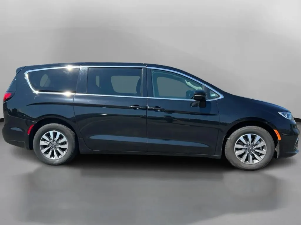 Chrysler Pacifica photo 7