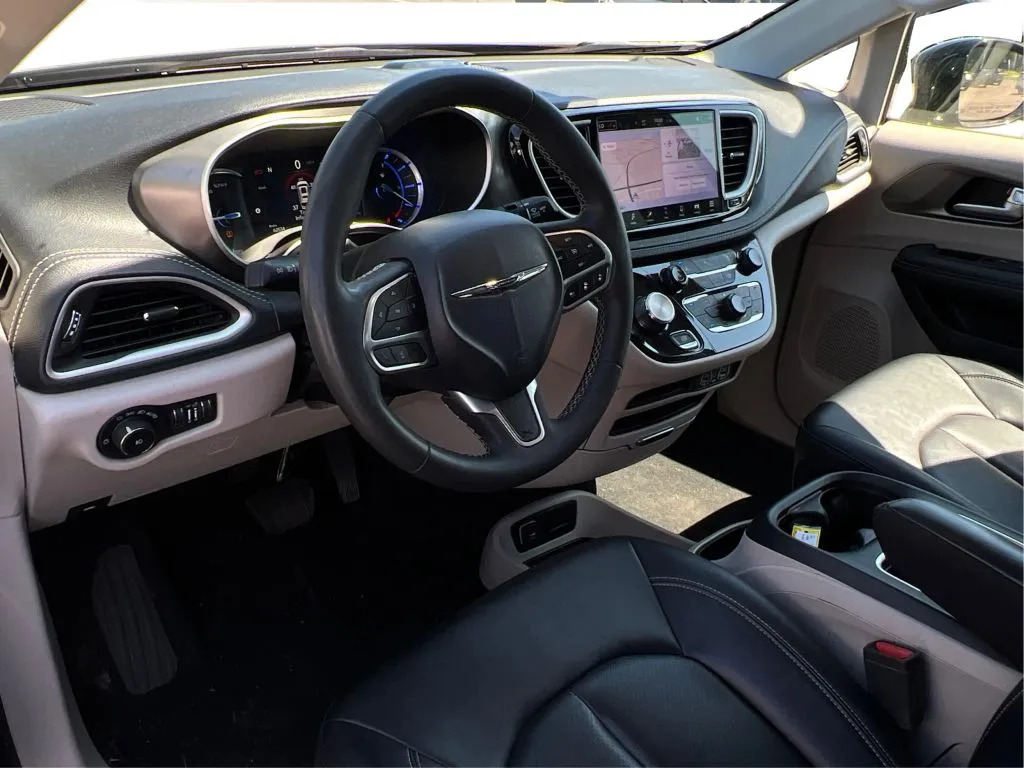 Chrysler Pacifica photo 16