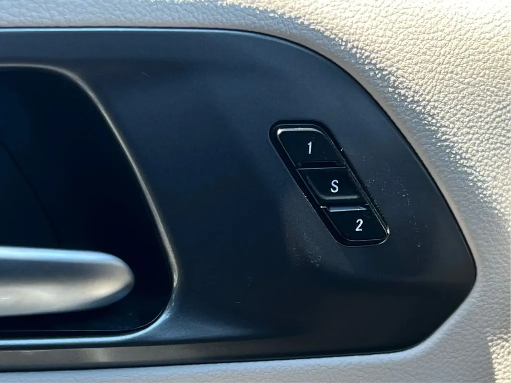 Chrysler Pacifica photo 45