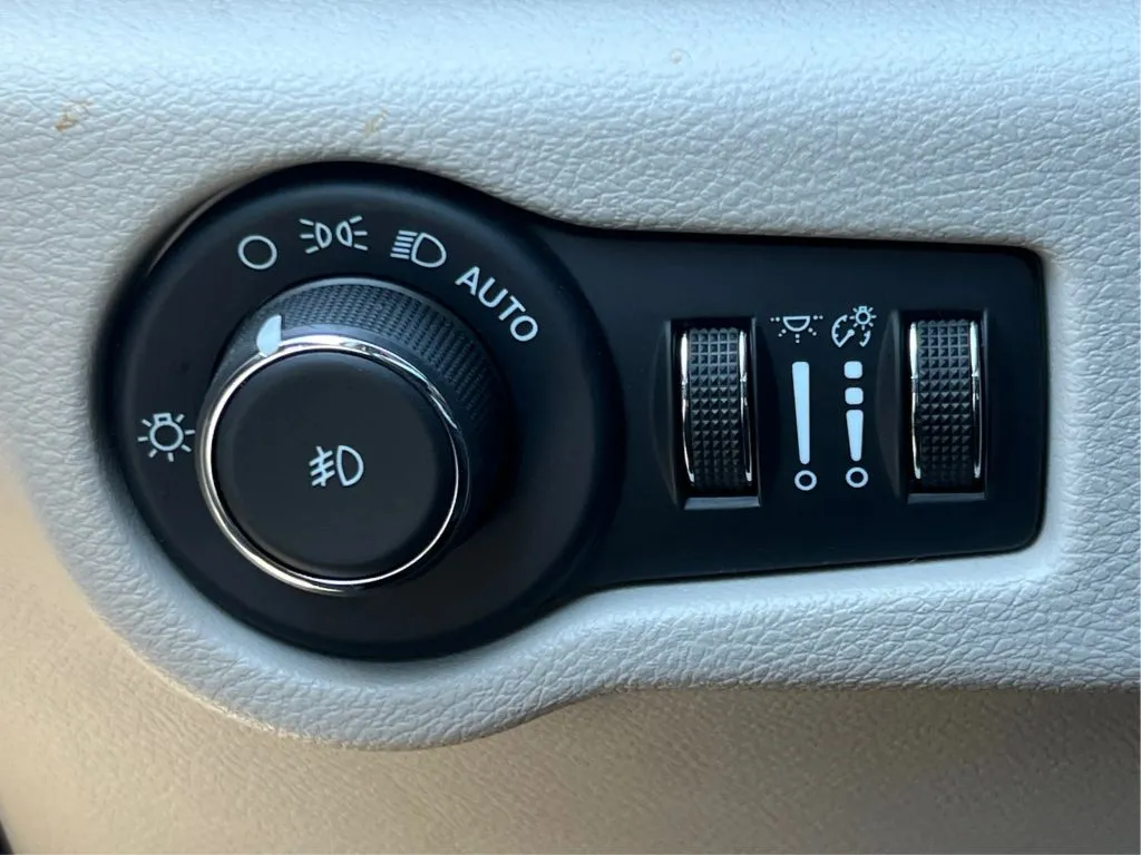 Chrysler Pacifica photo 24