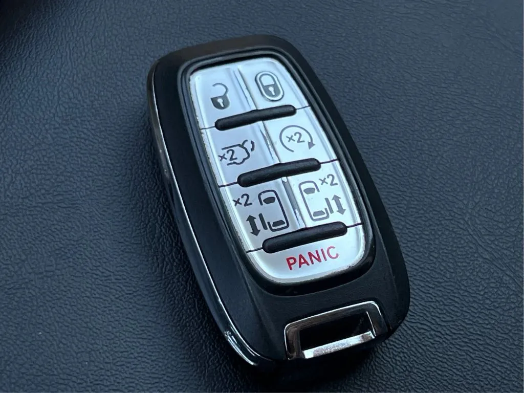 Chrysler Pacifica photo 44