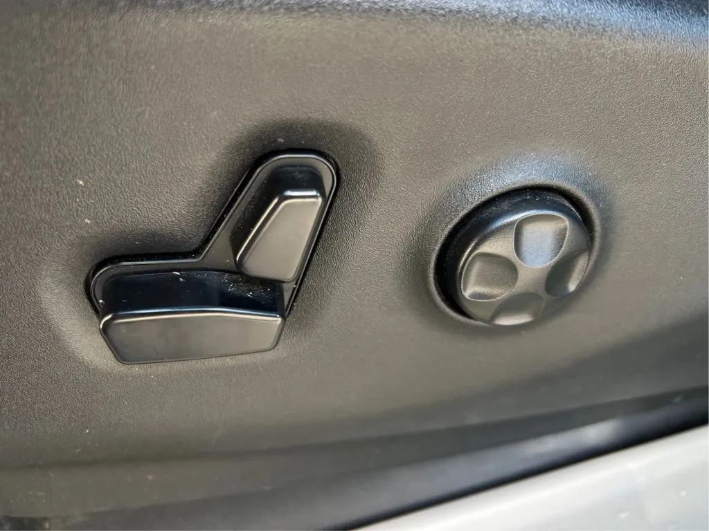 Chrysler Pacifica photo 25