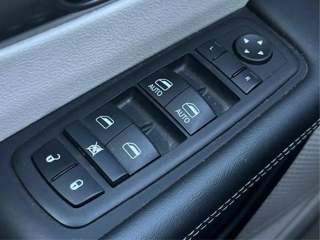 Chrysler Pacifica photo 46