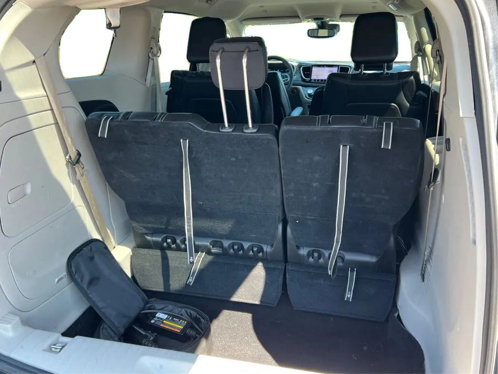 Chrysler Pacifica photo 18