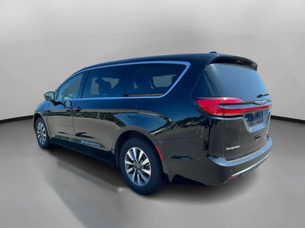 Chrysler Pacifica photo 13