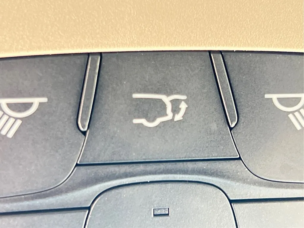 Chrysler Pacifica photo 35