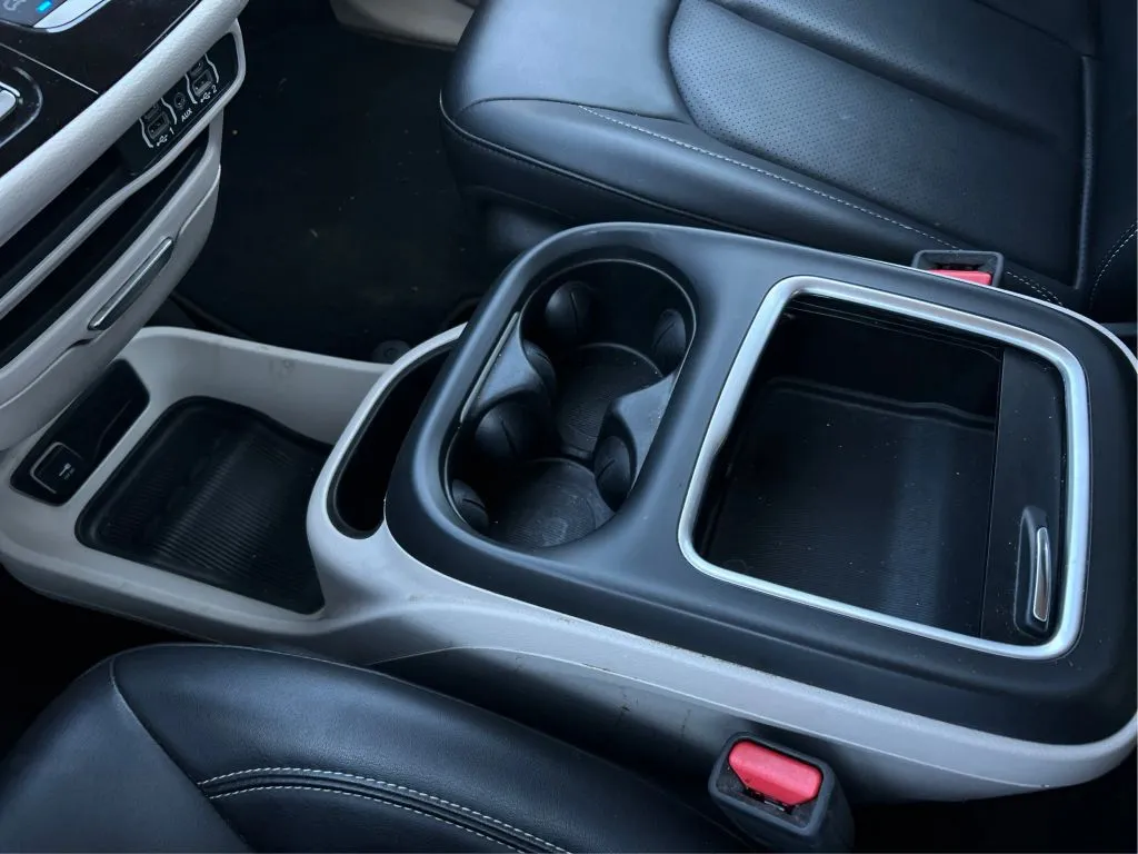 Chrysler Pacifica photo 21