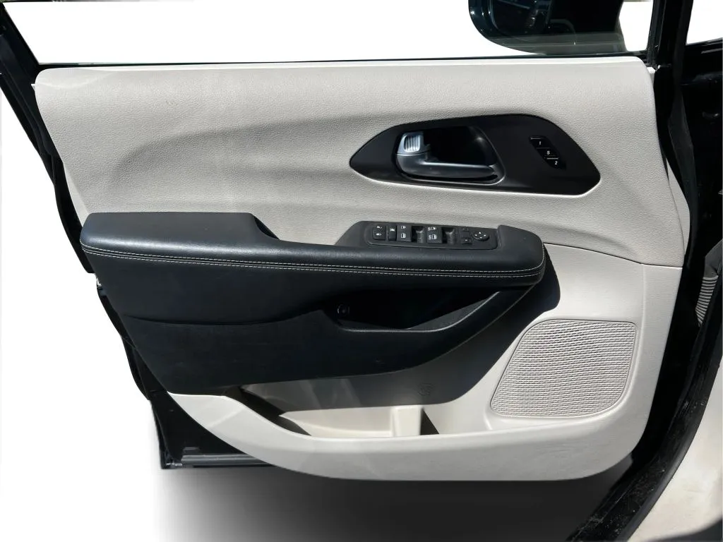 Chrysler Pacifica photo 26