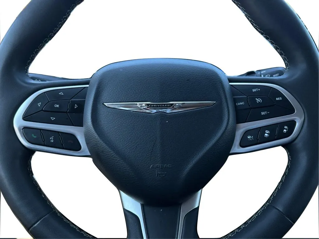 Chrysler Pacifica photo 23