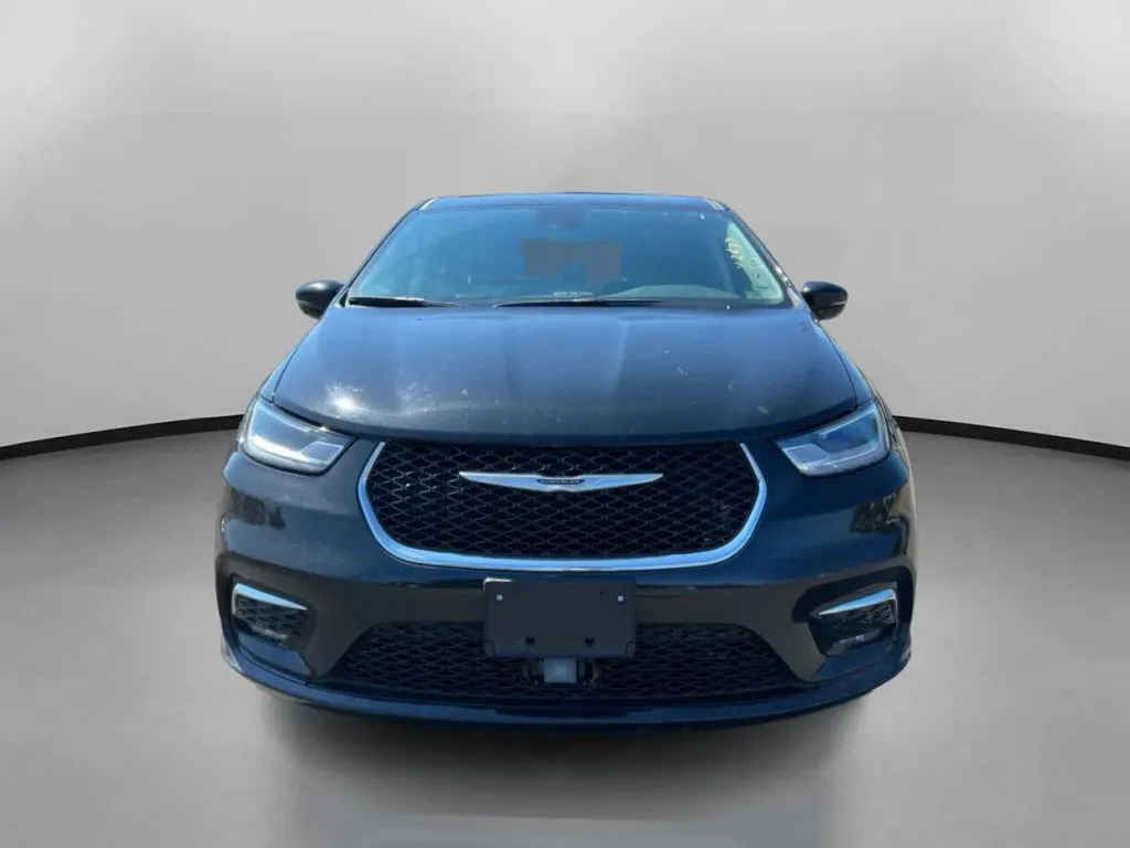 Chrysler Pacifica photo 3