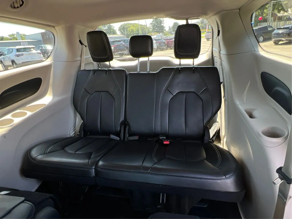 Chrysler Pacifica photo 48