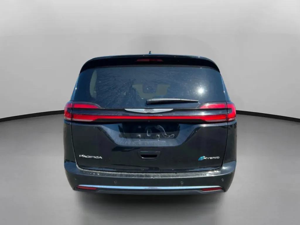 Chrysler Pacifica photo 11