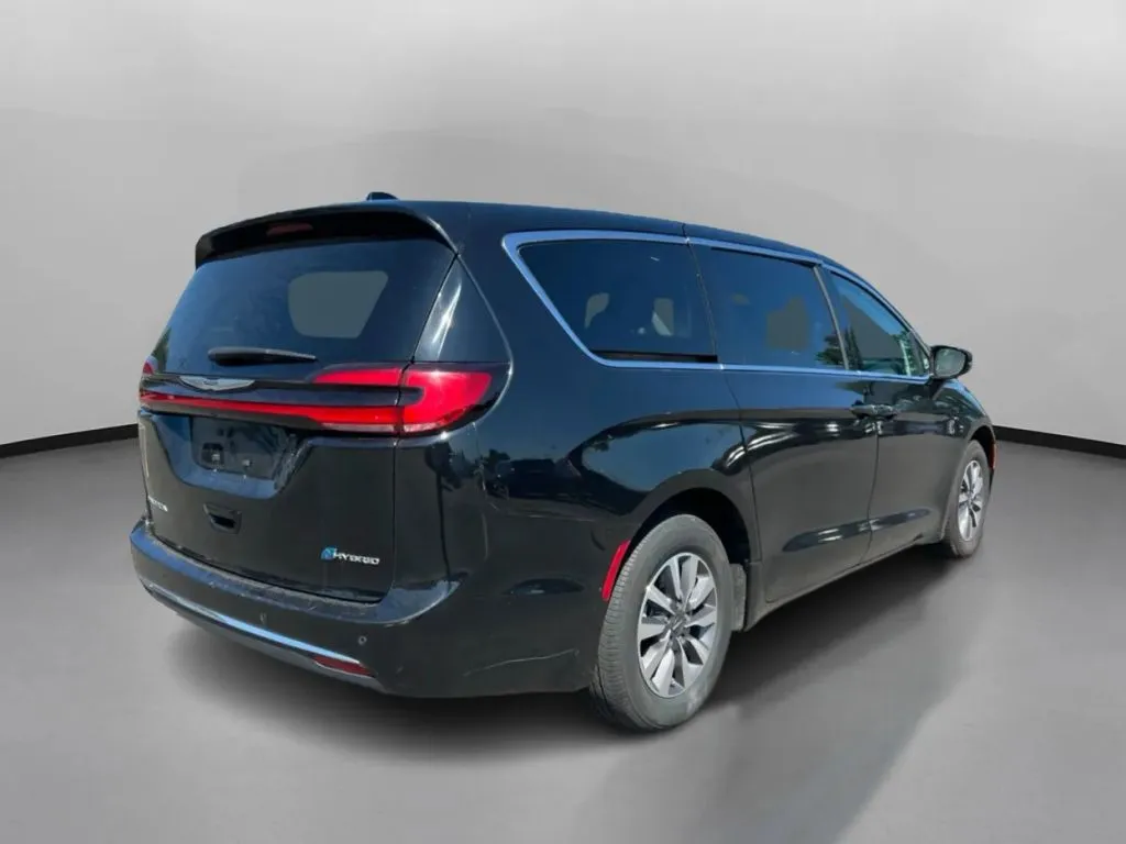 Chrysler Pacifica photo 9