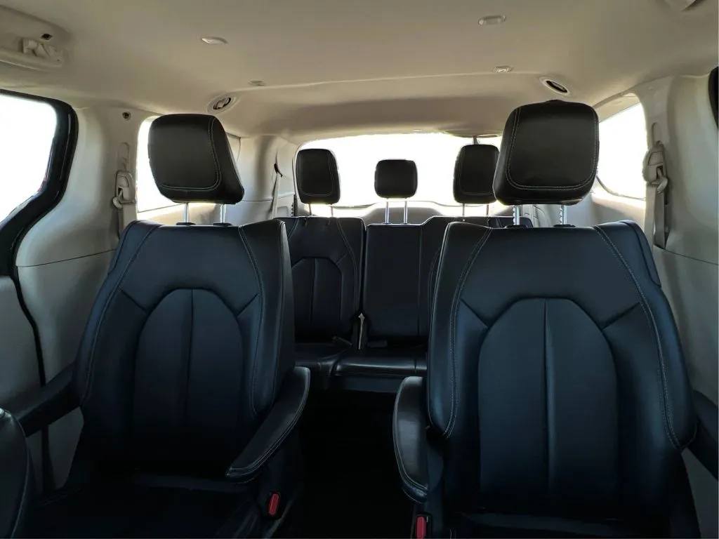 Chrysler Pacifica photo 19