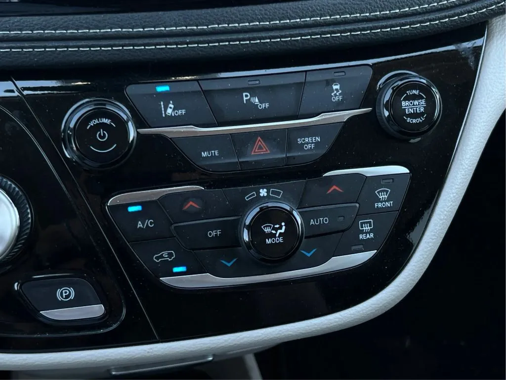 Chrysler Pacifica photo 40