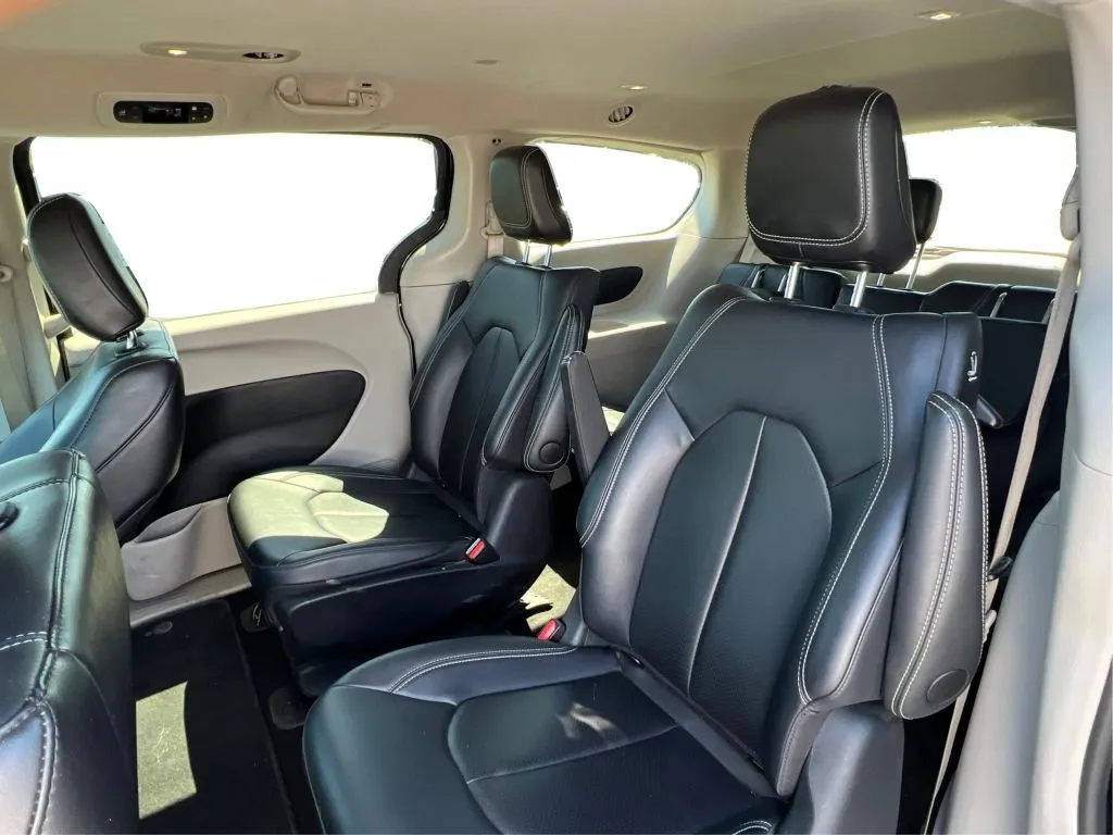 Chrysler Pacifica photo 17