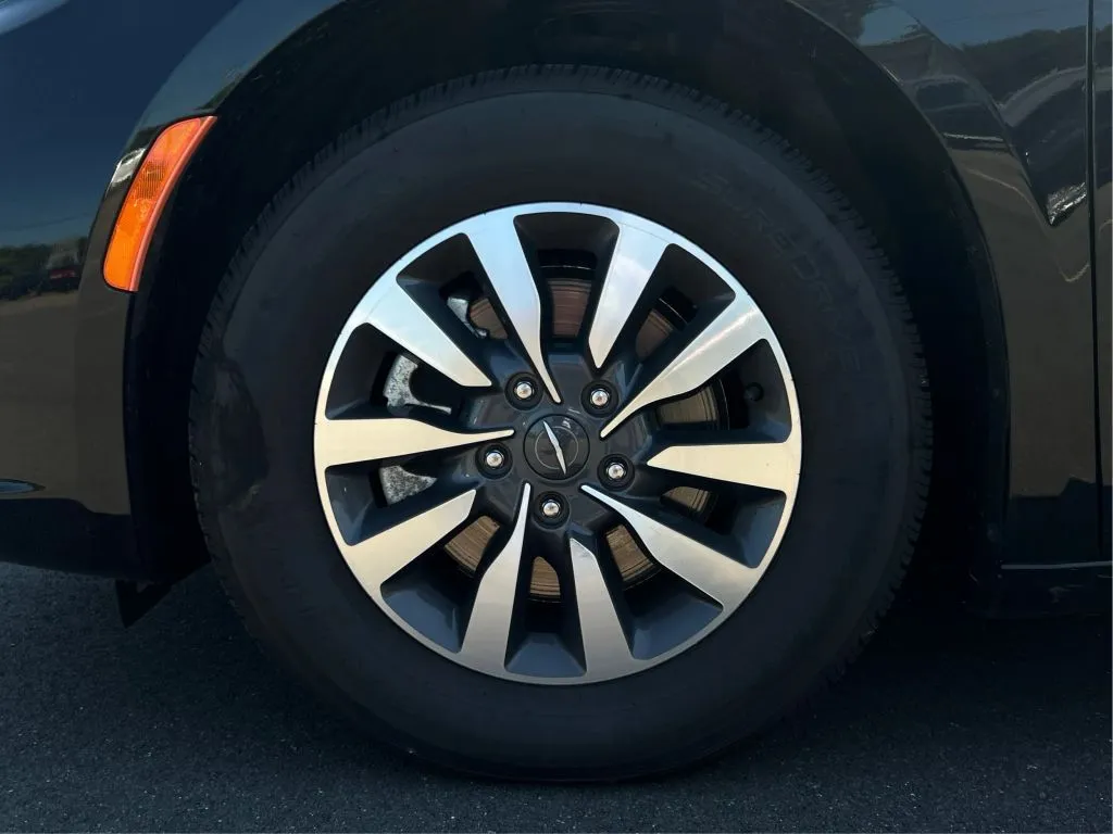 Chrysler Pacifica photo 30