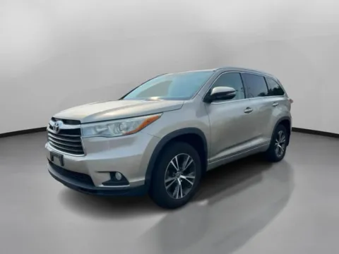 More photos of 2016 Toyota Highlander XLE Sport Utility 4D at Drivemax, CT