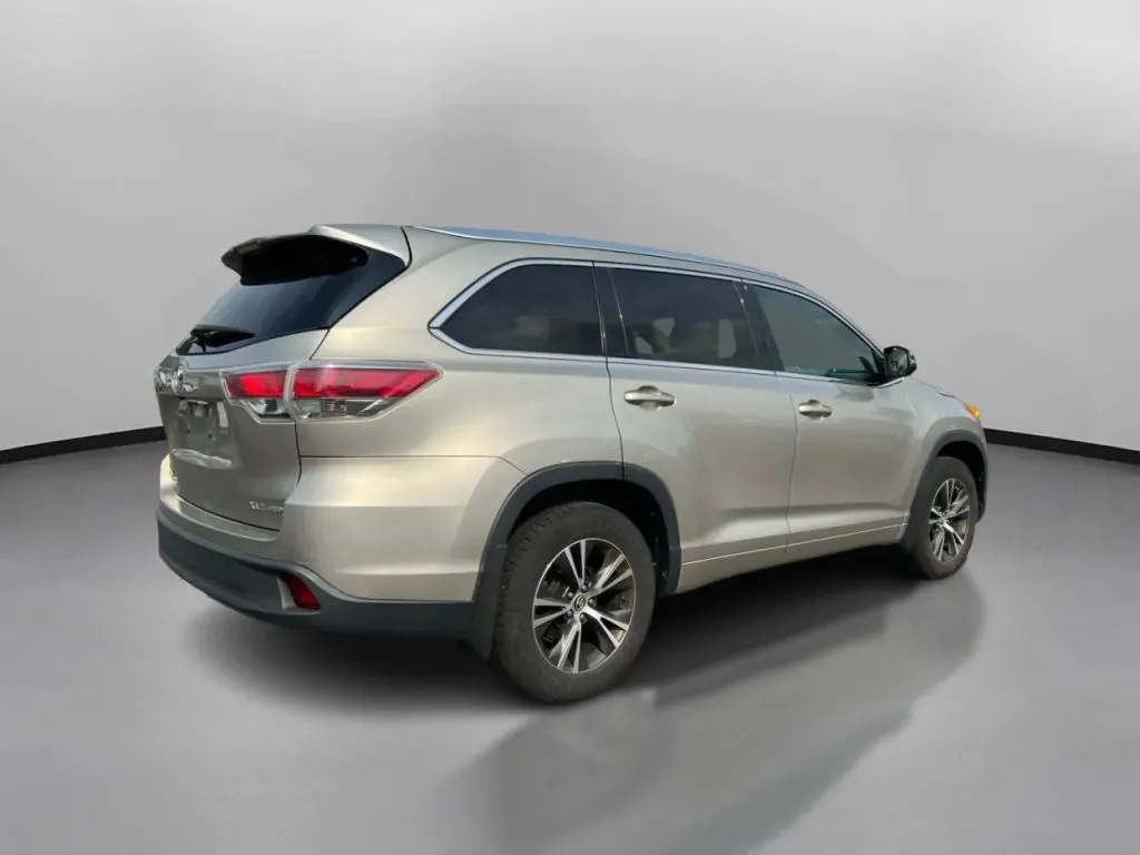 Toyota Highlander photo 9