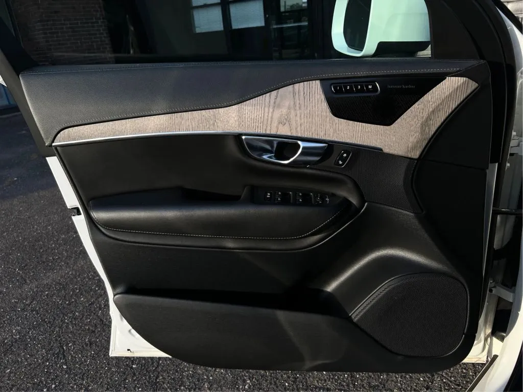 Volvo XC90 photo 25