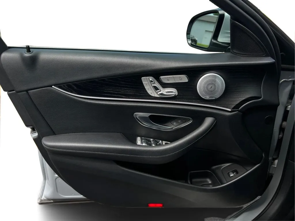 Mercedes-Benz E-Class photo 26