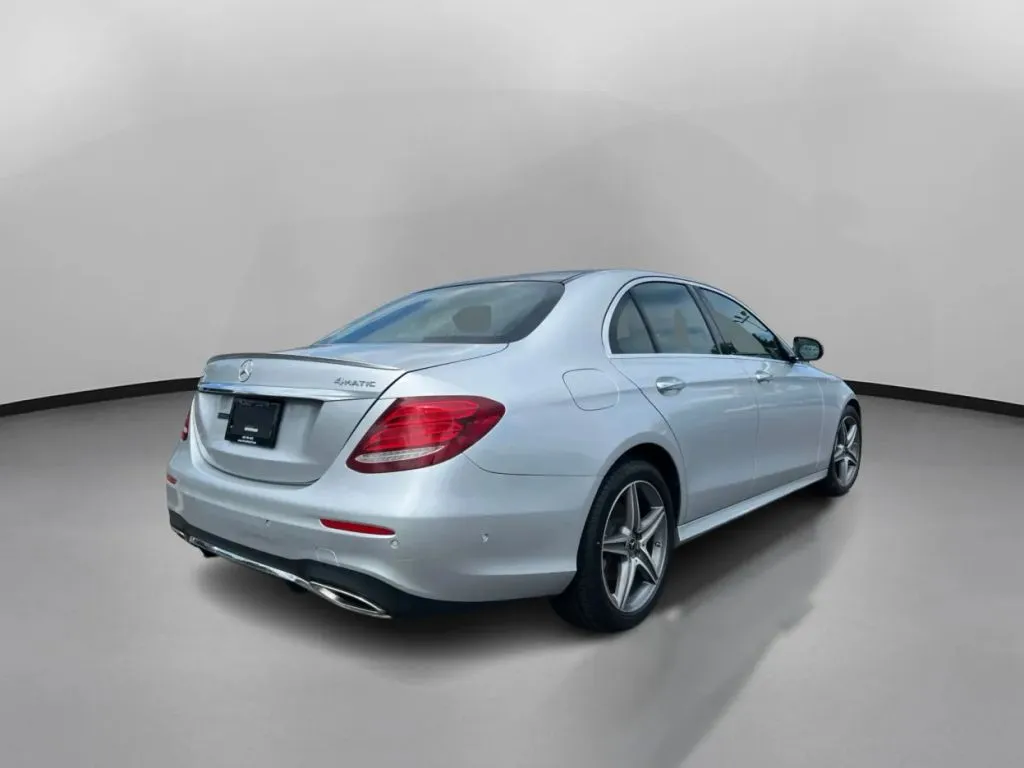 Mercedes-Benz E-Class photo 9