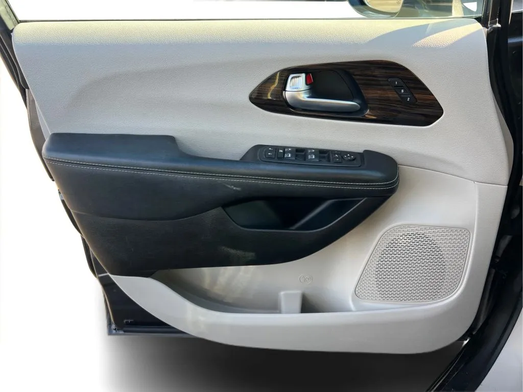Chrysler Pacifica photo 26