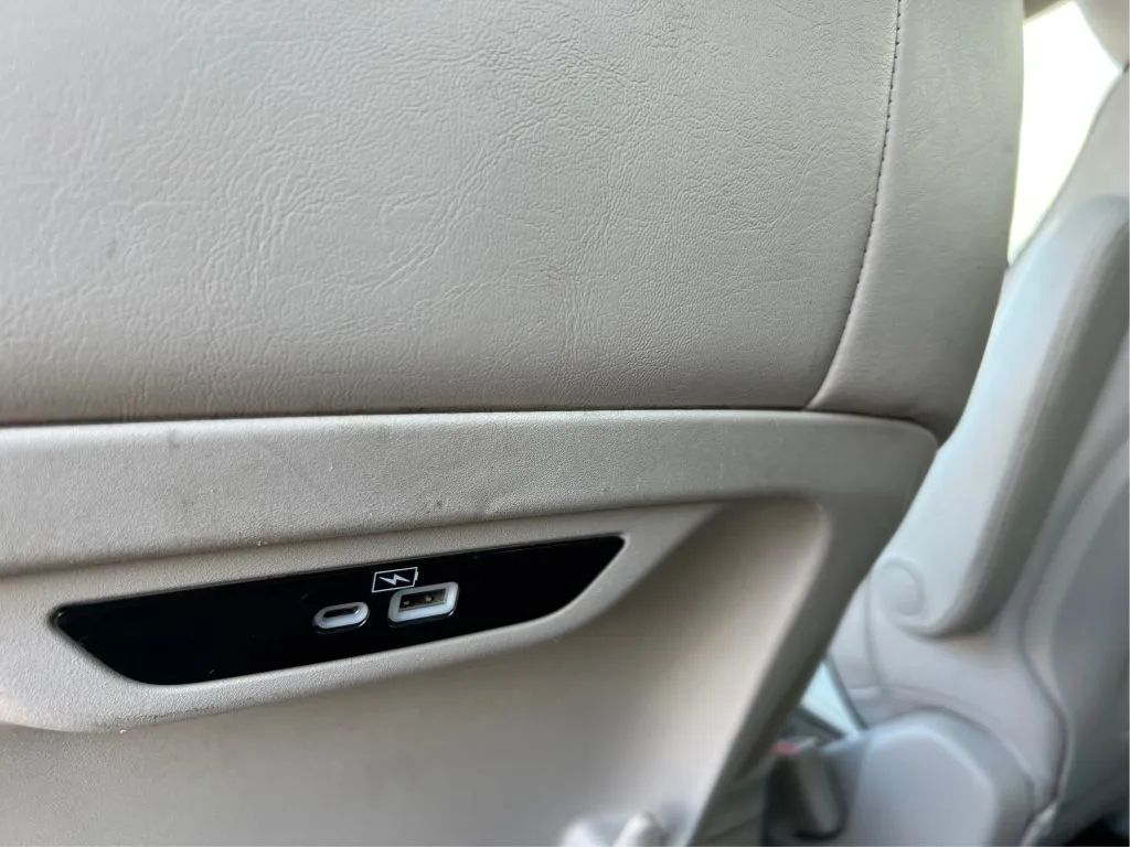 Chrysler Pacifica photo 45