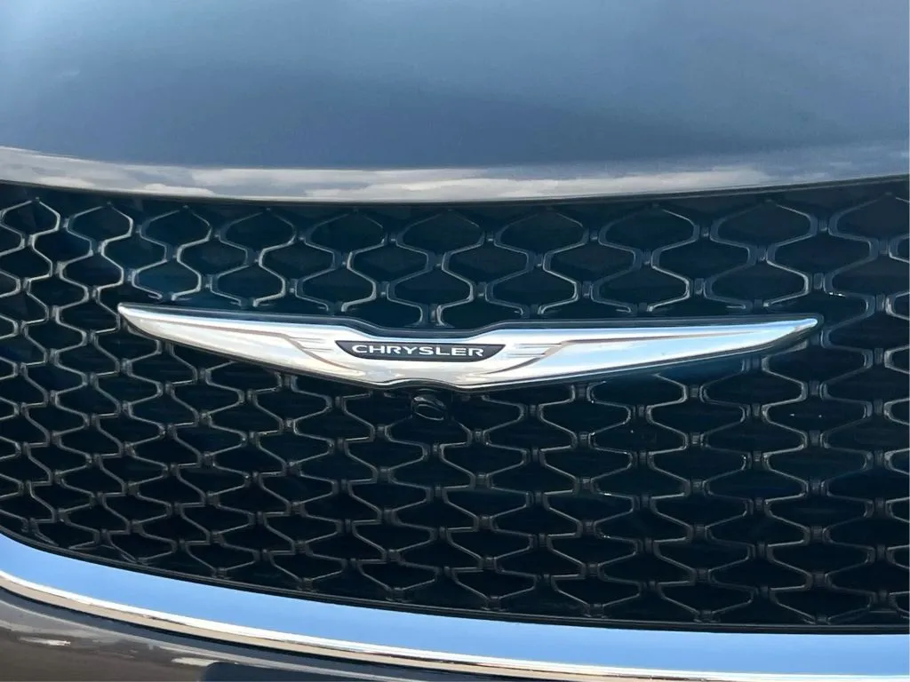 Chrysler Pacifica photo 36