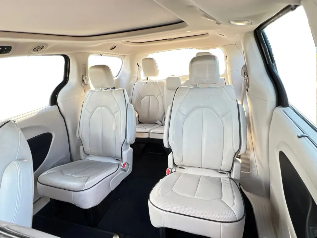 Chrysler Pacifica photo 19