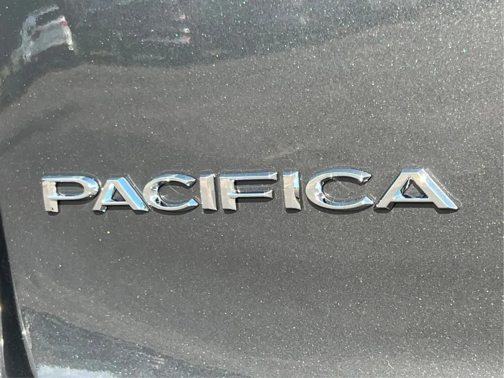 Chrysler Pacifica photo 30