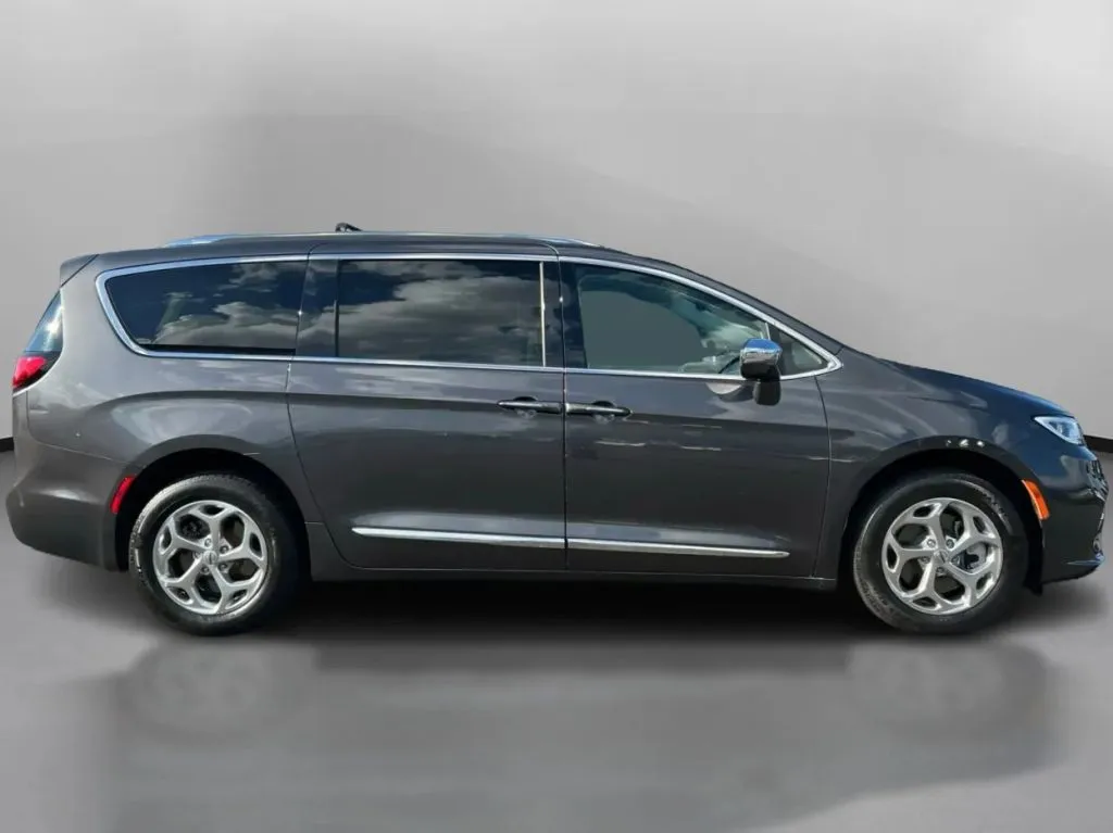 Chrysler Pacifica photo 7