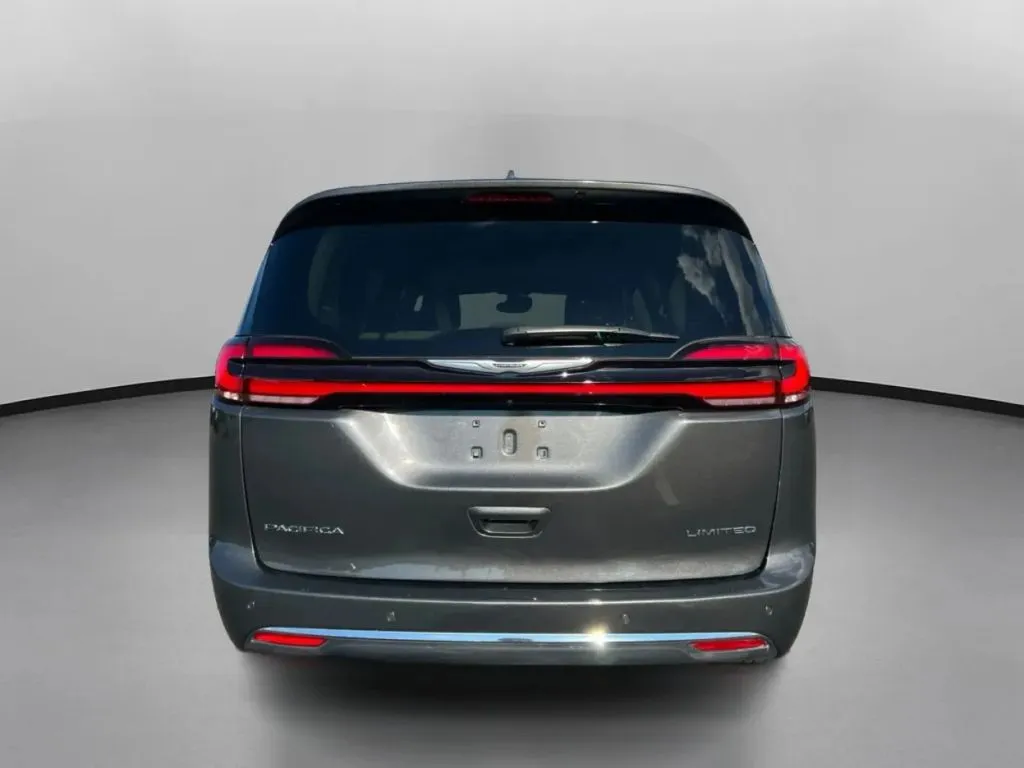 Chrysler Pacifica photo 11