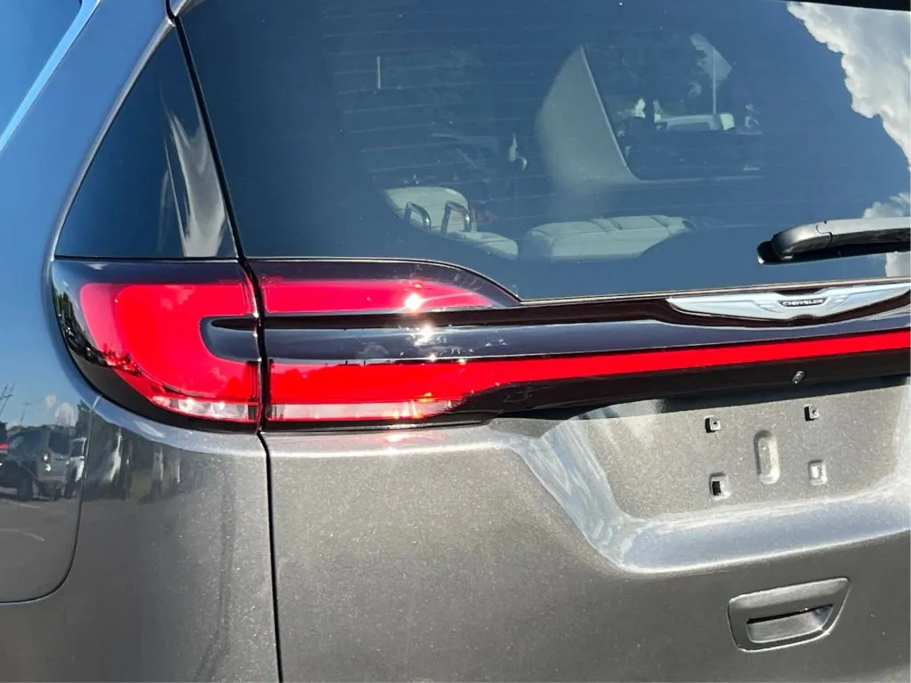 Chrysler Pacifica photo 34