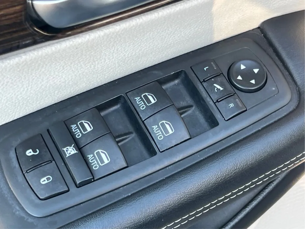 Chrysler Pacifica photo 46